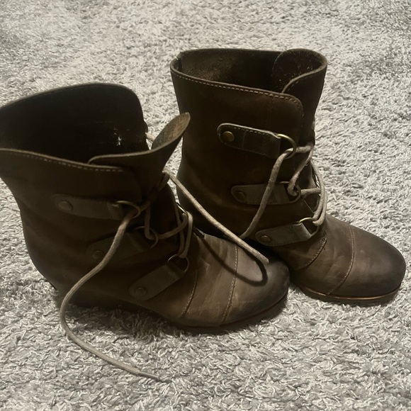 Sorel waterproof wedge boots! - Picture 3 of 6